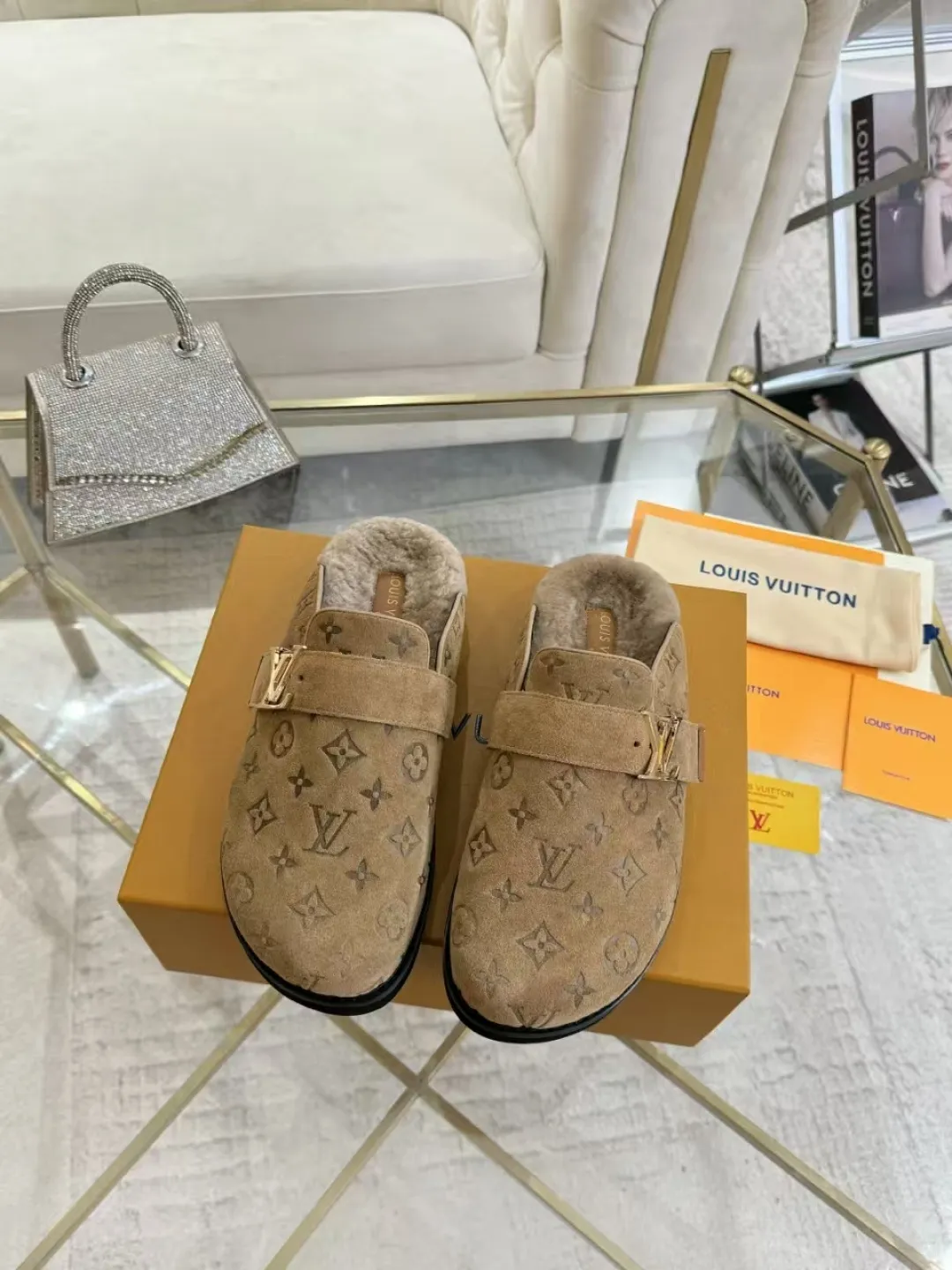 p600✨ LV Couple’s Wool Slippers｜Full of high-end feel, the soles of your feet are luxurious✨ We have achieved the ultimate restoration of the "higher version" of this pair of LV classic toe-toe slippers! 👫💫 🌟 The core advantages are clear at a glance: ✔️ Original jacquard + cowhide fabric, delicate texture, high-end at first glance; ✔️ 280% pure wool lining, wearing barefoot is like stepping on clouds ☁️, soft and skin-friendly and not sweaty; ✔️ Non-slip rubber bottom + three-dimensional toe design, super stable for walking, fashionable and practical!  👀 Must-have attention to detail: Belt buckle + classic LV presbyopic elements, revealing the aura of a big-name brand in a low-key manner ~ Whether it is a couple dating or a trip with besties, both of them are the focus when they go out👟💖 ✨ Easily match the wardrobe: jeans + sweaters, lazy and casual style ✔️ Coat + skirt, refined and elegant ✔️ One pair of shoes can handle a variety of styles, and the sense of luxury is never artificial ~ #LV slippers #couple outfit #High-End Customization #Quality Shoes Recommendation Fabric: Yangjing/classic jacquard fabric Lining: Imported wool lining Sole: Original rubber sole Size: Female 35-41 Male 38-46